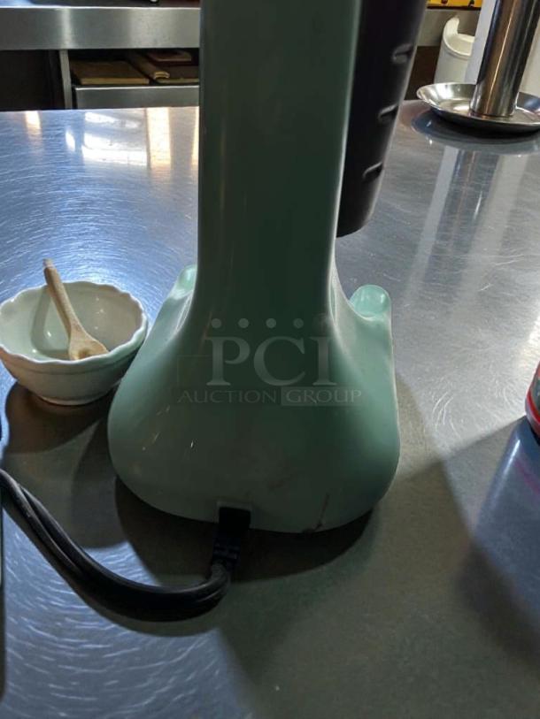 Hamilton Beach 732 Single-Spindle Drink Mixer in outstanding condition, 120V, fully tested and working. Retro design.