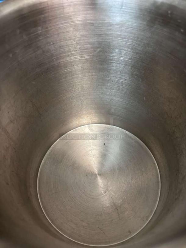 Hammered stainless steel ice bucket, pristine condition, fully cleaned, with smooth interior finish. Ideal for wine cooling.