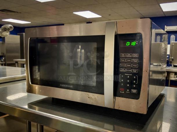 Farberware Professional 1.3 Cu. Ft. 1000-Watt Countertop Microwave Oven in exceptional condition, tested and working.