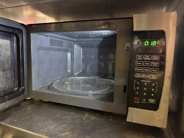 Farberware Professional 1.3 Cu. Ft. 1000W microwave in exceptional condition. Features digital controls, tested working.
