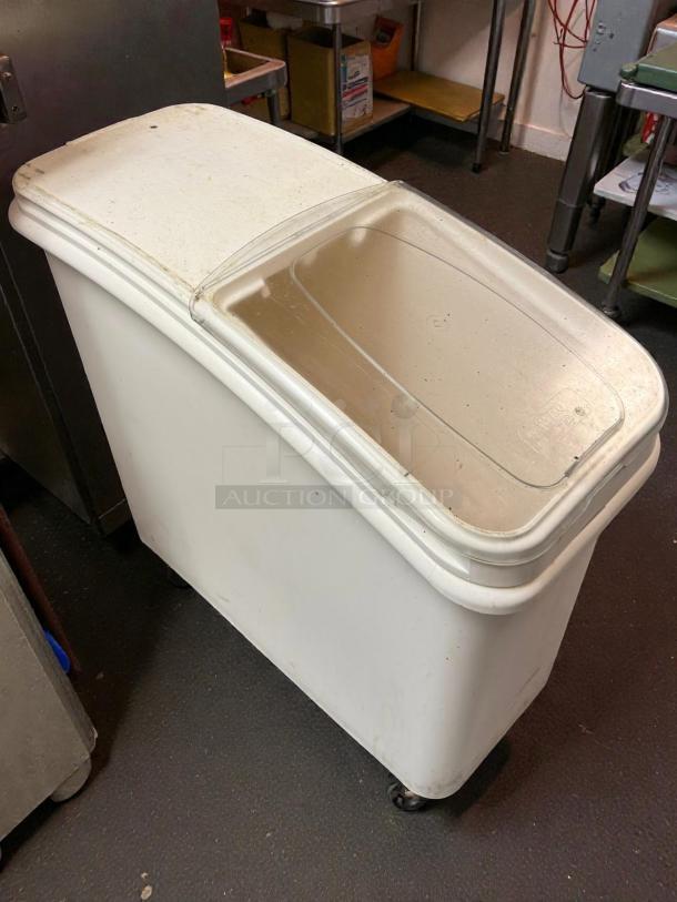 Winco IB-21 Ingredient Bin, 21-gallon capacity, off-white, wheeled, tested, fully working, slight wear on lid.