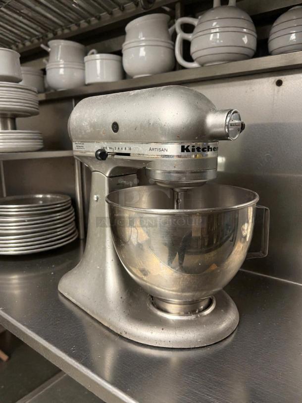 KitchenAid Artisan Stand Mixer, 5 Qt, 115V, pristine condition, stainless steel bowl, fully tested and working.