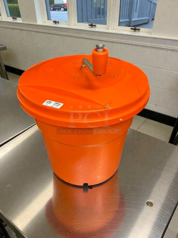 Dynamic E002 SD92 manual salad spinner, orange, refined condition, tested and working. Features a robust handle and visible markings.