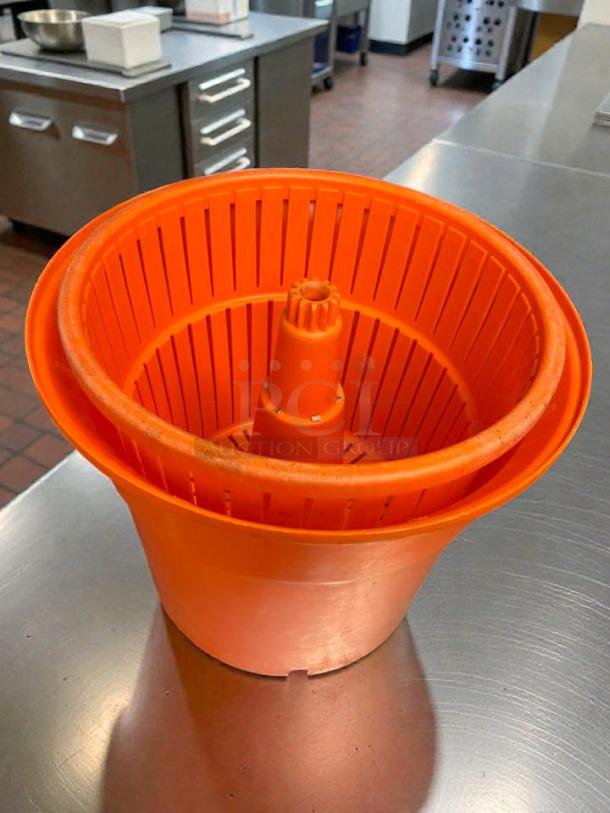Dynamic E002 SD92 manual salad spinner, orange, in refined condition, tested and working.