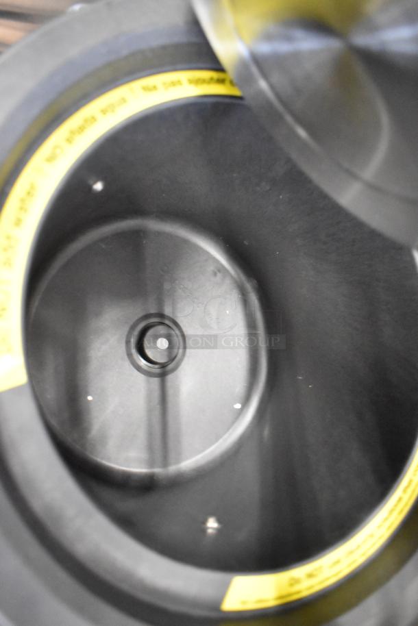 Brand new Vollrath 74701D Mirage stainless steel induction rethermalizer, 7 qt capacity, dented but unused. Perfect for commercial use.