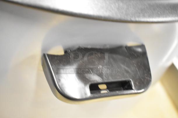 Avantco 177RCB124 rice cooker handle, close-up view. Stainless steel, scratch and dent condition, 124-cup capacity.