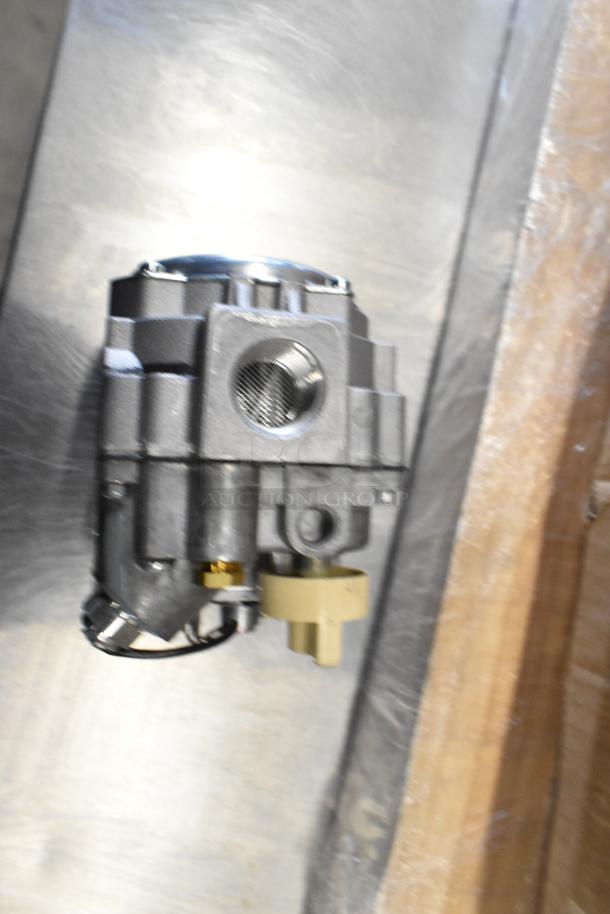 Brand new spray nozzle attachment head and 82266 MM24179A unit, gray metal, slight aesthetic damage, auction item.