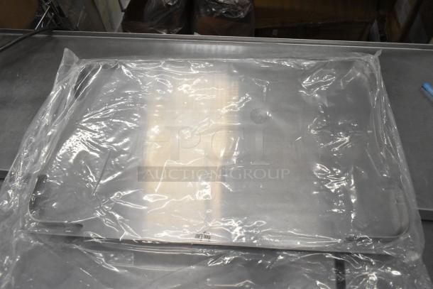 Brand new oven rack, scratch and dent condition, in clear packaging. Stainless steel, part of auction lot of four items.