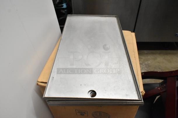 Metal panel with a hole, part of a lot with a Watts LFN250B-Z2-D20 Regulator. Good condition. Auction bid increases quantity 5x.