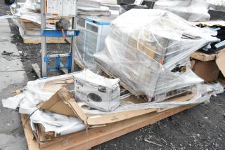 5 new scratch and dent items, including Lancaster Tabletop and Choice plastic plates, wrapped on a wooden pallet.