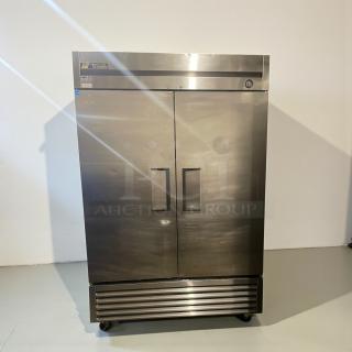 True T-49 commercial reach-in refrigerator in exceptional condition. Stainless steel, 115V, single phase, fully tested, model TRU-L-REF-0098.