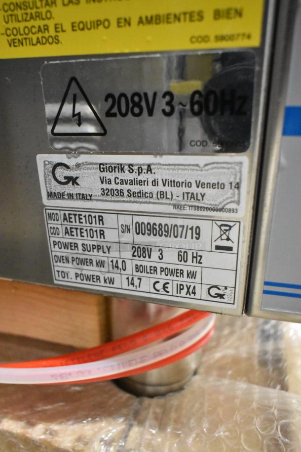 BRAND NEW Blodgett AETE101R stainless steel electric combi convection oven. 208V, 3 phase. Scratch and dent condition.