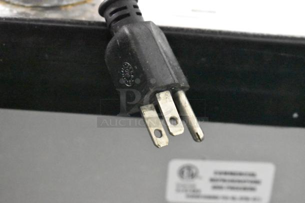 2016 Leader LM48 S/C stainless steel commercial prep table plug. Voltage: 115, 1 Phase. Black plug detail.