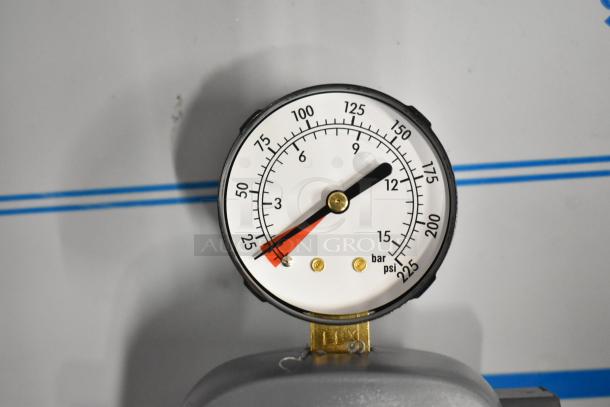 Pressure gauge displaying up to 225 psi/bar on a 3M VH3 Head Assembly. Item is brand new with minor scratches.