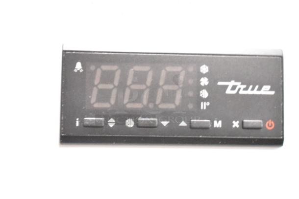 Control panel of True TSCI-600R-G-PH cooler, displaying digital temperature settings and branded logo.