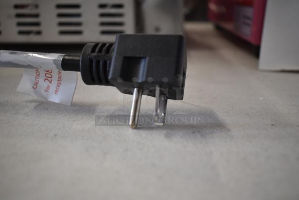 Avantco THD27208 toaster power plug with a caution tag for 208V receptacle. Suitable for commercial use.