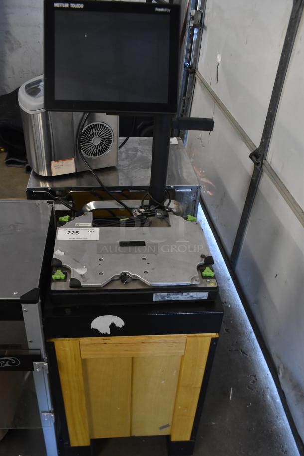 Mettler Toledo FreshWay metal floor scale with display. 100-240V, 1 phase. Good condition, minor surface wear.