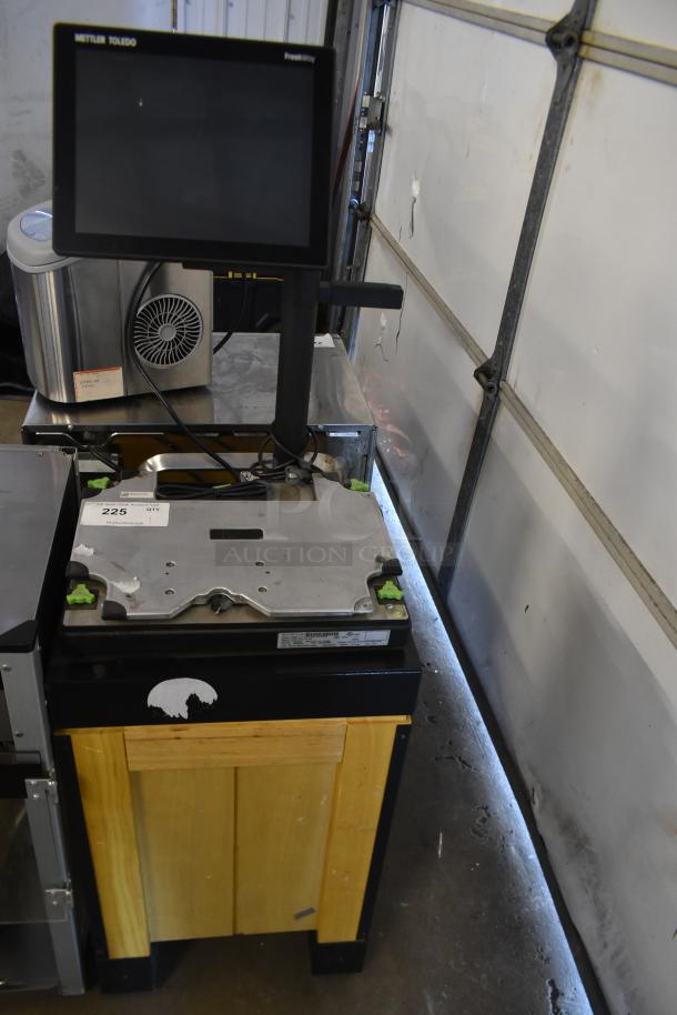 Mettler Toledo FreshWay metal floor scale with screen, 100-240V, 1 Phase, in good condition. Ideal for commercial use.