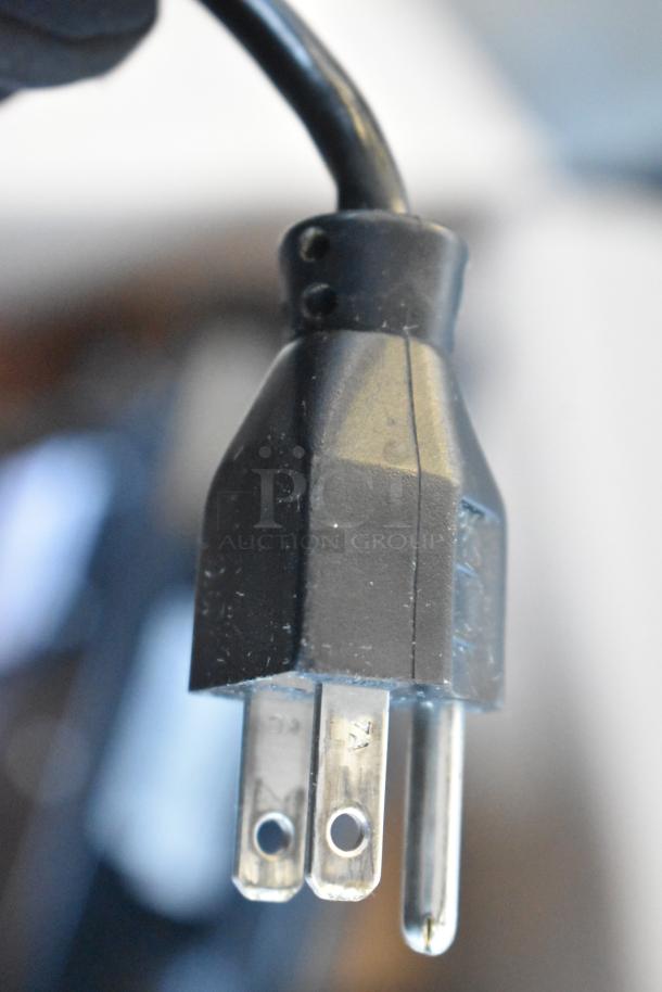 Close-up of a 3-prong plug for the 2017 Hobart HTi-7LH26 food portioning scale.