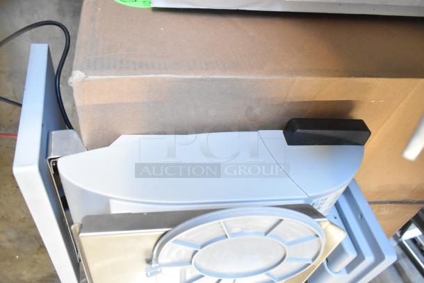 Mettler Toledo AM-5545 metal countertop food portioning scale, tested, working, 100-240V, 1 Phase, good condition.