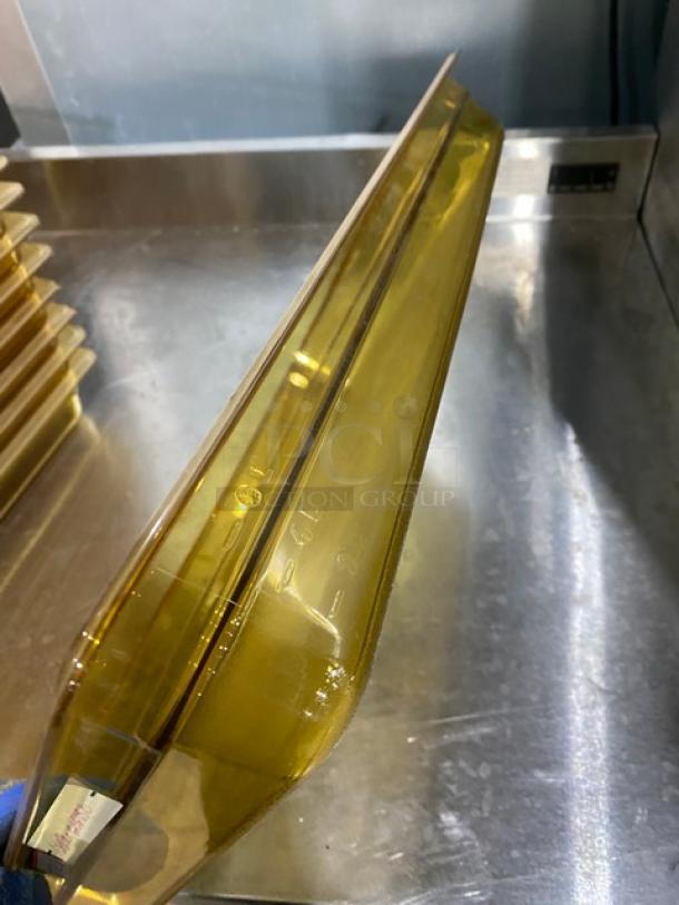 NEW Cambro commercial amber high-heat full-size food pan, 2.5" deep. Ideal for professional kitchens, pristine condition.