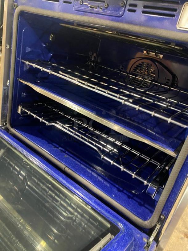 Samsung stainless steel smart oven with Flex-Duo divider, porcelain interior, and wired rack, in excellent condition.