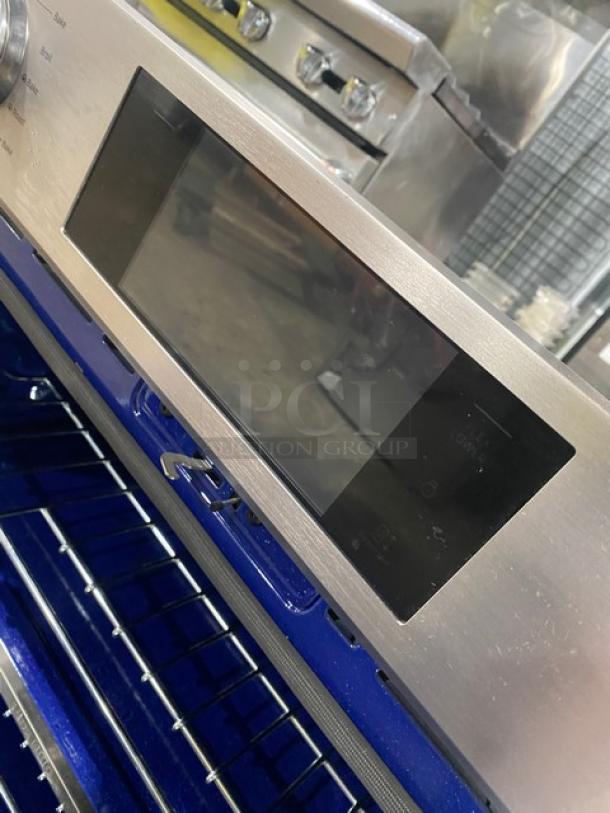 Samsung stainless steel smart oven with Flex-Duo removable divider, porcelain interior, and wired rack. Good condition.