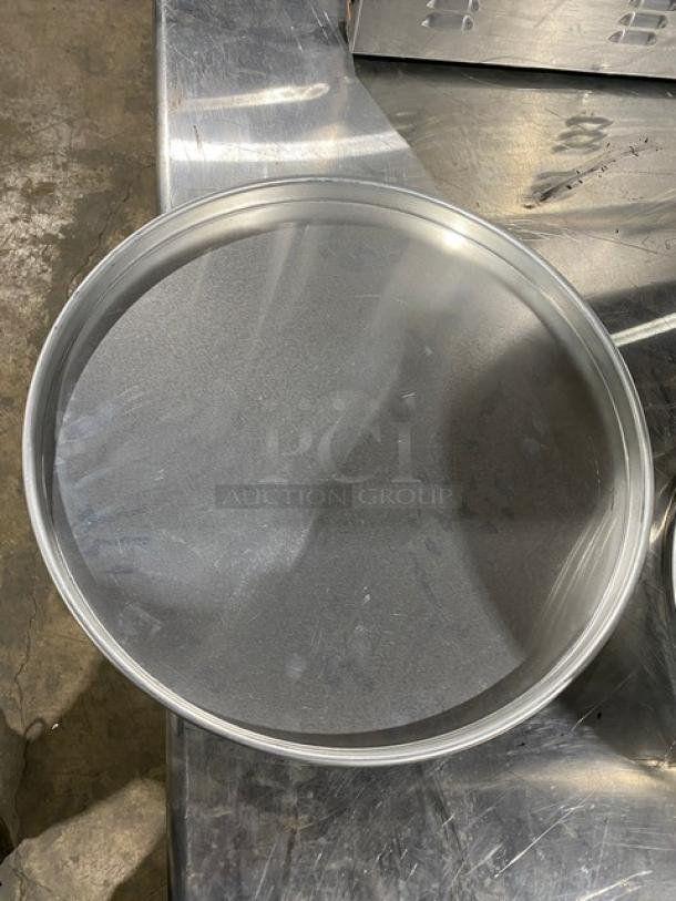 New American Metalcraft heavy-weight round aluminum pizza pan, straight-sided, commercial-grade. Perfect condition.