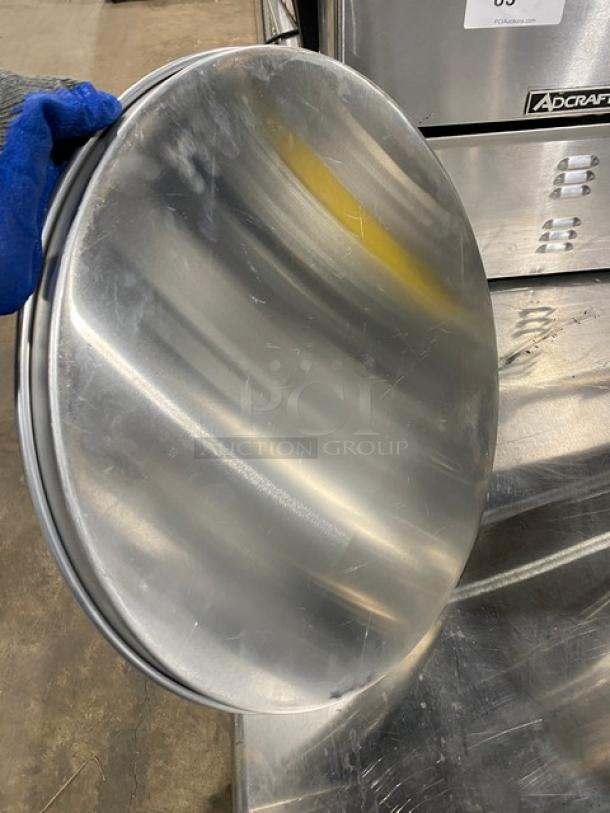 NEW American Metalcraft round aluminum pizza pan, heavy weight, straight-sided. Pristine condition, ideal for commercial use.