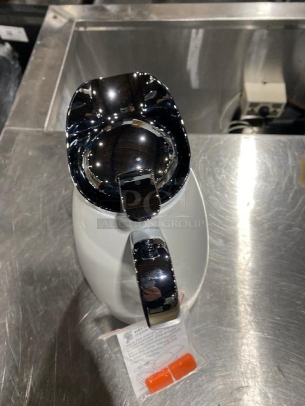 New Service Ideas Marquette Series 1-Liter Insulated Coffee Carafe. Sleek design, chrome lid, and new condition.