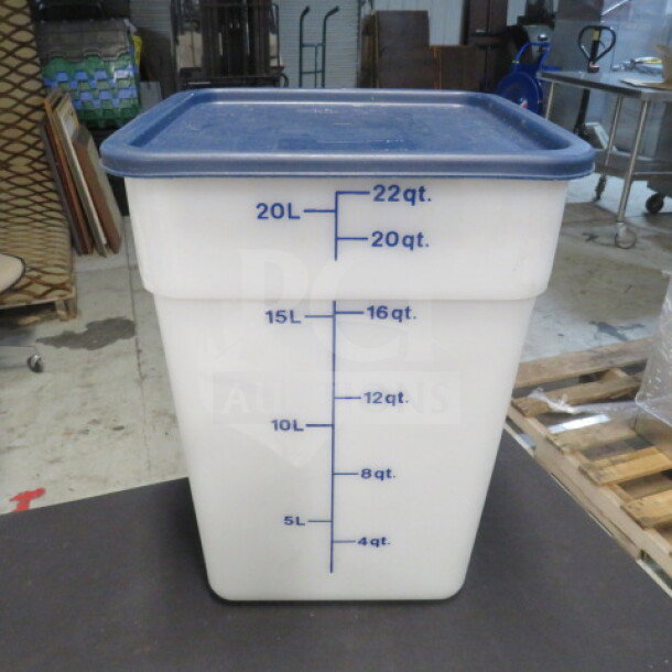 22-quart food storage container with lid, white with blue measurements up to 22 quarts and 20 liters, good condition.