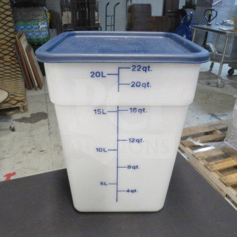 22-quart food storage container with lid, white with blue measurements up to 22 quarts and 20 liters, good condition.