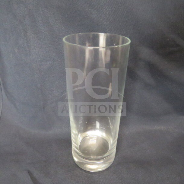 Clear Tom Collins bar glass, cylindrical shape, excellent condition, ideal for cocktails. Model: 12XBID.