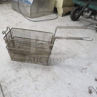 Deep fry basket, model 2XBID, metal wire construction, detachable handle, good condition, suitable for commercial use.