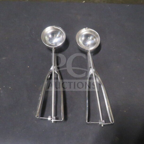 Stainless steel dishers, 2XBID model, with ergonomic handles. Excellent condition, ideal for accurate portioning.