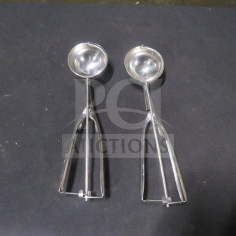 Stainless steel dishers, 2XBID model, with ergonomic handles. Excellent condition, ideal for accurate portioning.