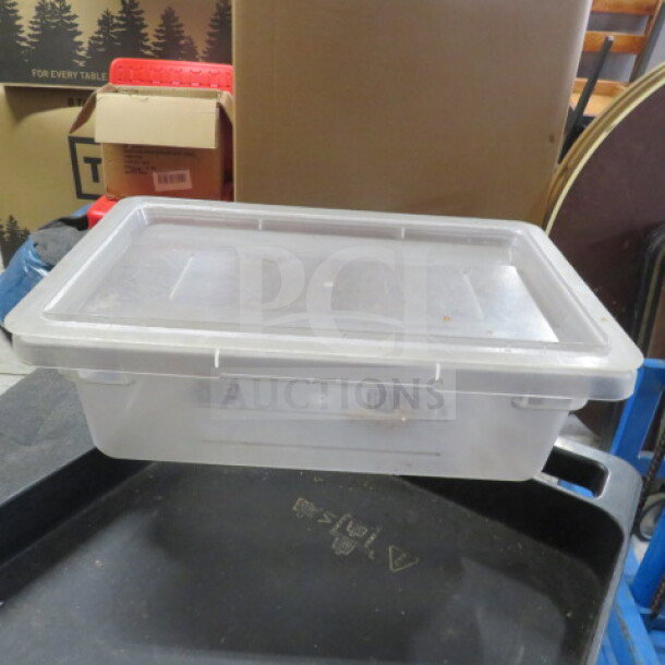 3.5 Gallon Carlisle food storage container with lid, clear, lightly used condition. Model: 3XBID.