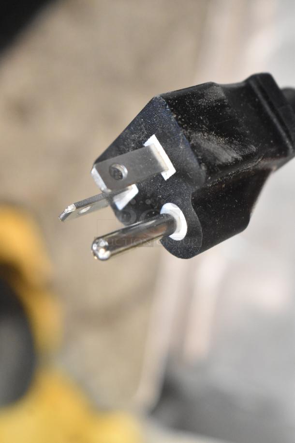 Power plug for Avantco 177EG24N electric griddle, 208/240 volts. New, with scratch and dent condition.