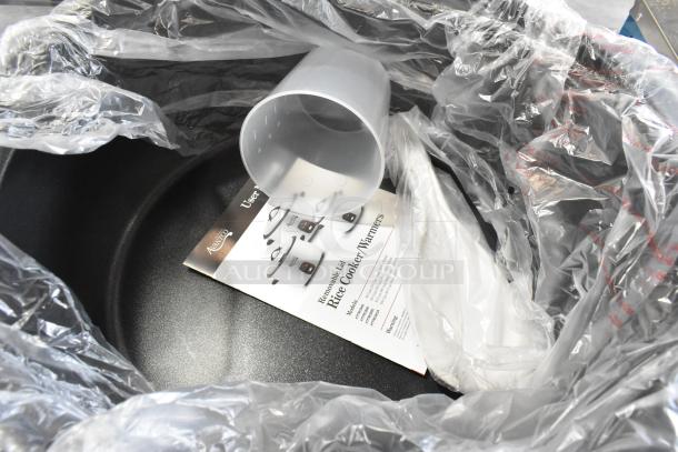 Brand new Avantco 177RCB60 rice cooker, 60 cup capacity, with user manual and accessories. Scratch and dent condition.