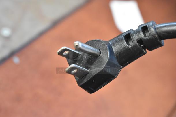 Continental kegerator plug. Black, grounded, compatible with 115 volts, 1 phase. For commercial use.
