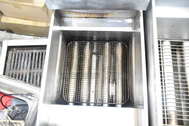 Pitco Frialator SB14RS stainless steel commercial fryer, natural gas, includes 2 metal baskets, 122,000 BTU.