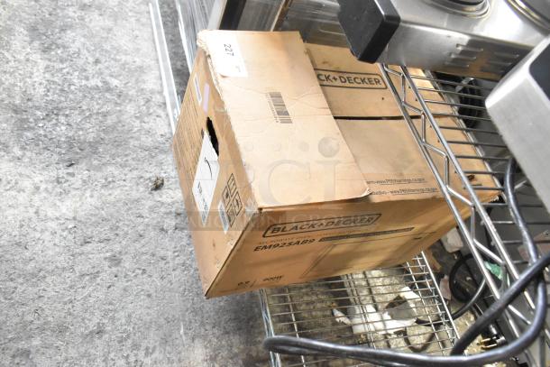 Black & Decker EM9225AB9 Countertop Microwave Oven in original box. 120 Volts, 1 Phase, includes plate. Box shows minor wear.