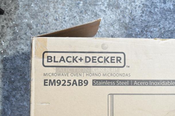IN ORIGINAL BOX! Black & Decker EM9225AB9 Countertop Microwave Oven, 120V, 1 Phase, with Plate, New Condition.