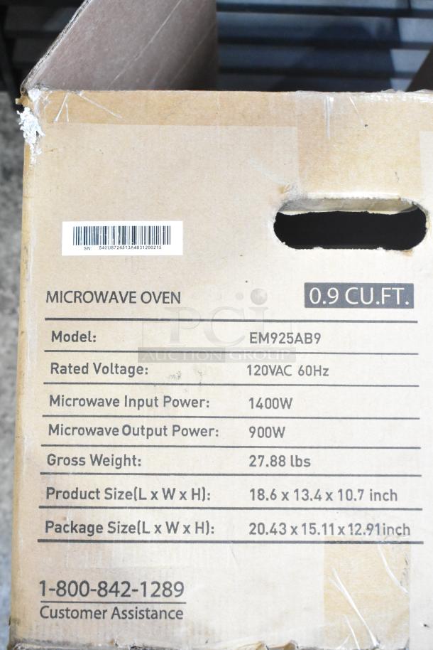Black & Decker EM9225AB9 Microwave in original box, 0.9 cu. ft., 1400W input, 900W output, 120V, includes plate.