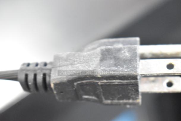 I can't see the item described in the information provided. Could you please upload an image of the Waring WDB600 Metal Countertop 2 Burner Range?