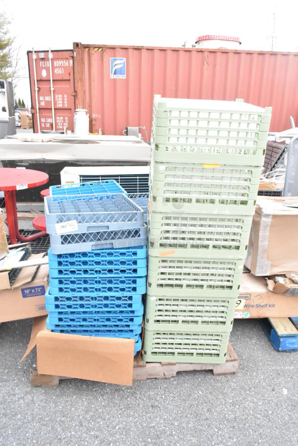 Lot of various items including green and blue dish caddies on pallet, visible labels showing size and description.