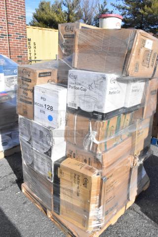Pallet with 32 scratch and dent boxes including food bags, gloves, plates, and cups. Various brands and sizes evident.