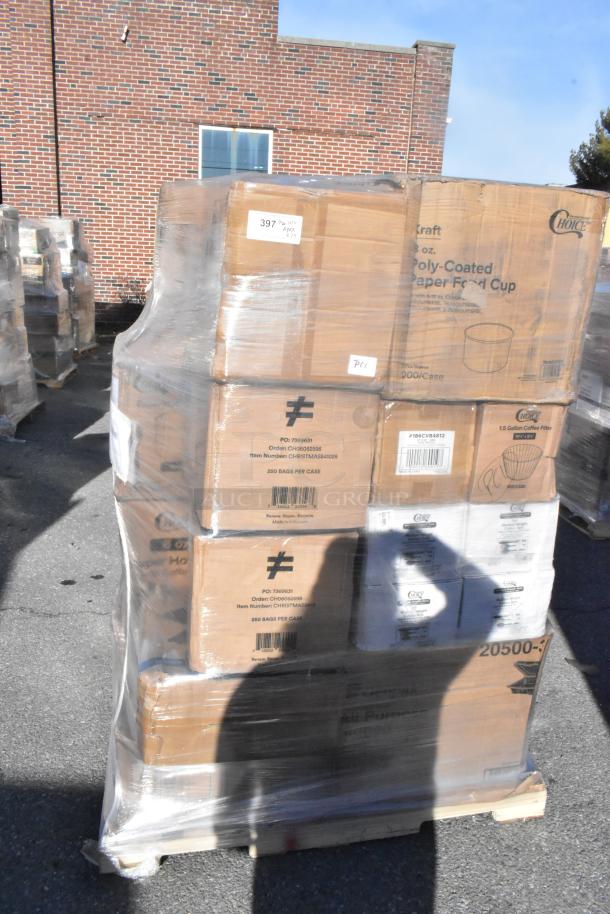 Pallet with 25 new scratch and dent items, including Choice hot cups, vacuum packaging pouches, and food cups. Box labels visible.