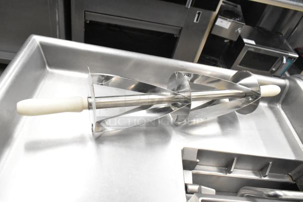 Cutting pastry rolling pin with stainless steel blades and white handles, excellent condition. Ideal for precise dough cutting.