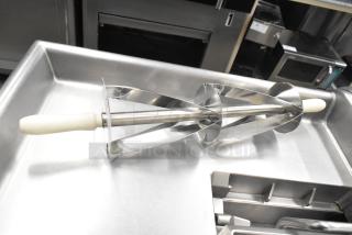 Cutting pastry rolling pin with stainless steel blades and white handles, excellent condition. Ideal for precise dough cutting.